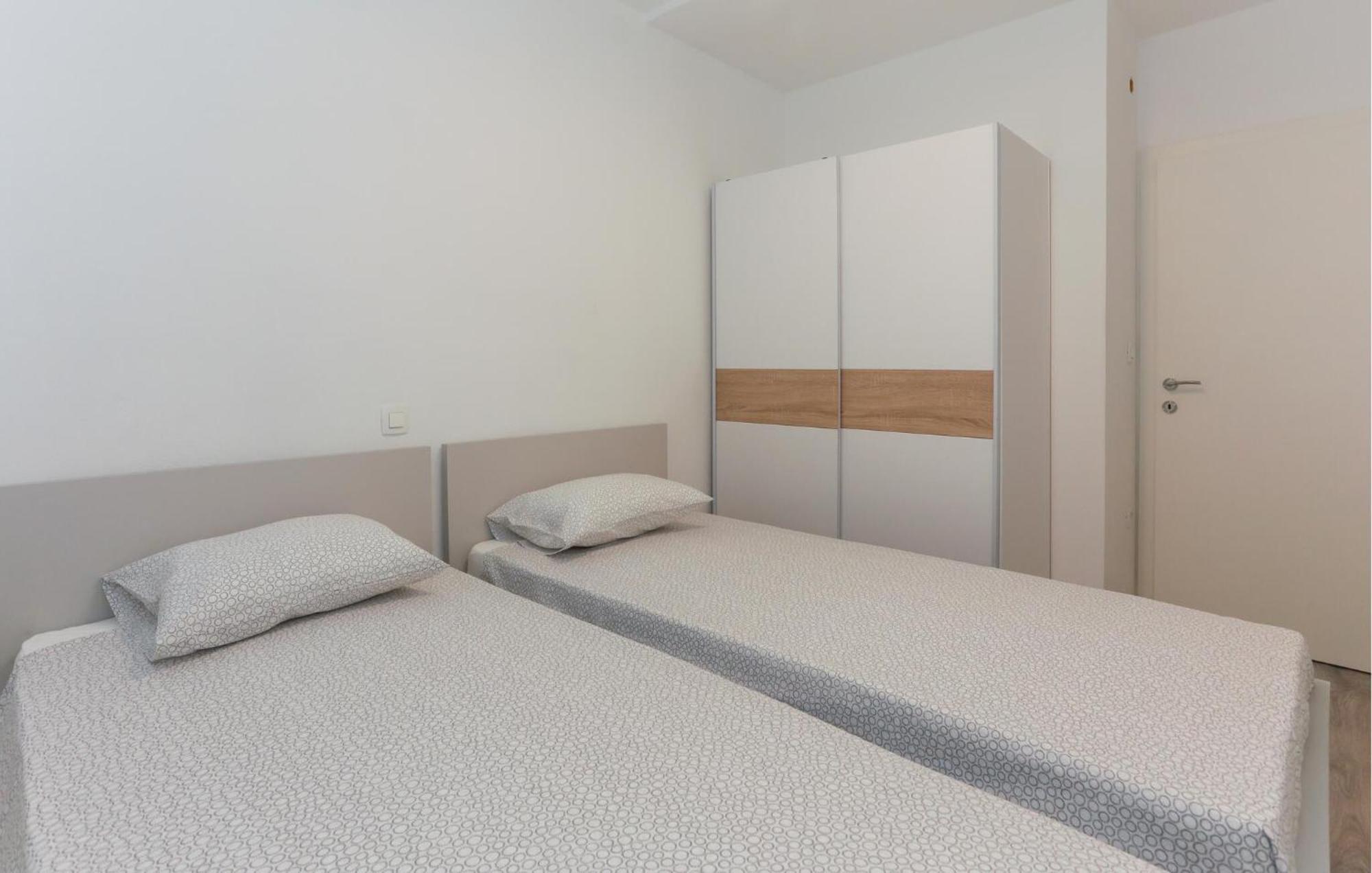 Cozy Apartment In Solin With Kitchen Exteriör bild