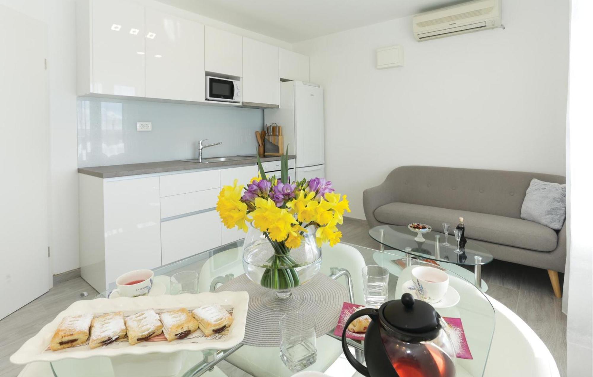Cozy Apartment In Solin With Kitchen Exteriör bild